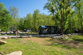 Farmhouse Tiny home with fishing Pond - Oak Cabin